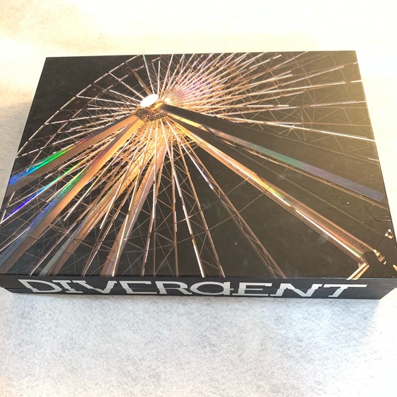 Sephora Divergent Multipiece Collectors Makeup Kit - Picture 3 of 16